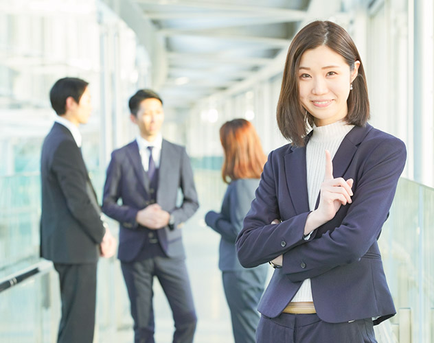 指さしをしている女性社員